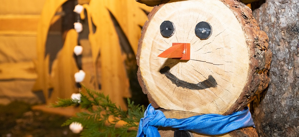 Foto di Mauro Mariotti Val di Pejo, a Natale il bosco si tinge d'incanto E si trasforma in un manifesto per riciclo e riuso